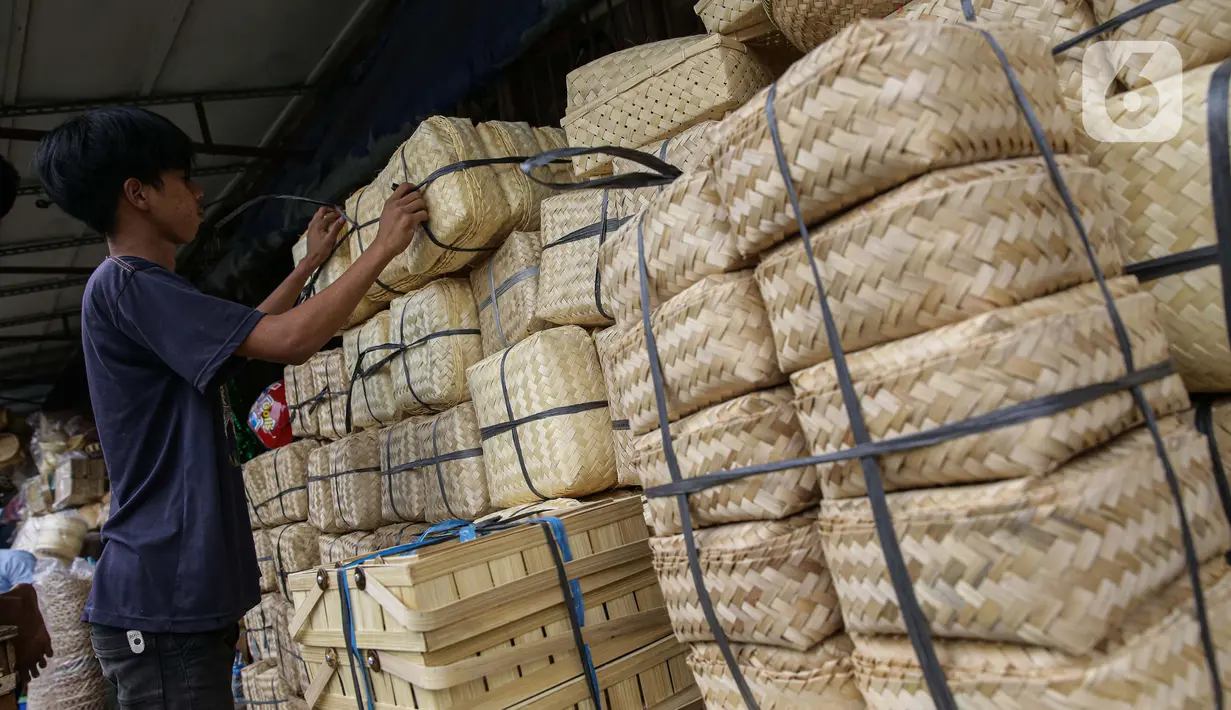Pedagang merapikan besek bambu di Pasar Jatinegara, Jakarta, Kamis (1/7/2021). Menurut pedagang, penjualan besek untuk daging kurban jelang Idul Adha 2021 diharapkan mengalami peningkatan, mengingat kebijakan Pemprov DKI melarang penggunaan kantong plastik sekali pakai. (Liputan6.com/Faizal Fanani)