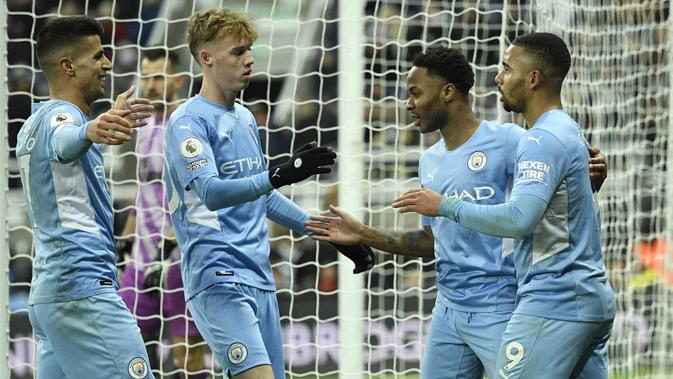 <p>Gelandang Manchester City Raheem Sterling berselebrasi bersama rekan satu timnya usai mencetak gol ke gawang Newcastle United dalam laga lanjutan Liga Inggris di St James' Park, 19 Desember 2021. (Oli SCARFF / AFP)</p>