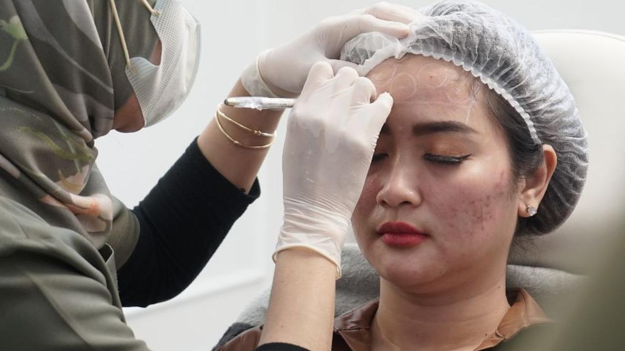 Vega Darwanti saat melakukan perawatan wajah (ist)