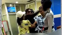 Rekaman video seorang perempuan yang mengaku istri pejabat menampar petugas Bandara Manado, beredar luas sejak Rabu pagi. (Capture video: Istimewa)
