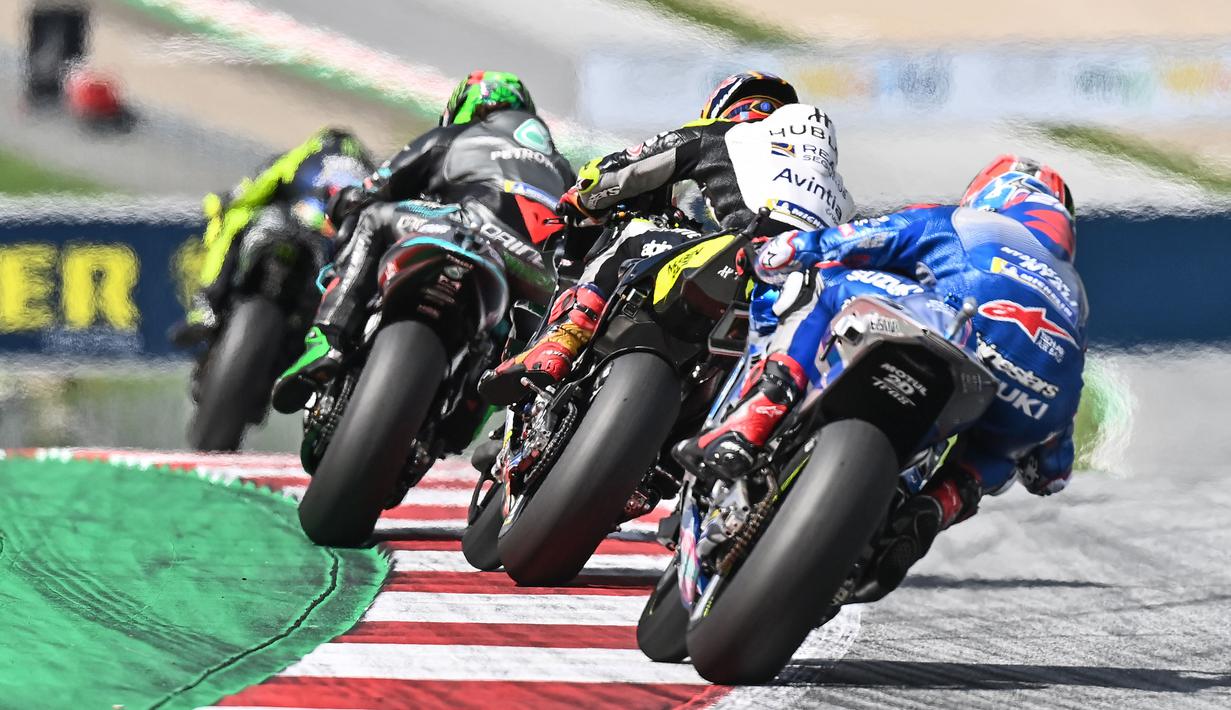 Para pembalap saat beraksi pada MotoGP Austria di Sirkuit Red Bull Ring, Minggu (16/8/2020). Dovizioso finis pertama dengan catatan waktu 28 menit 20,853 detik. (AFP/Joe Klamar)