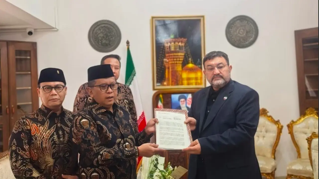 Sekretaris Jenderal PDI Perjuangan Hasto Kristiyanto menyampaikan surat belasungkawa Megawati Soekarnoputri kepada Duta Besar Iran untuk Indonesia. (Istimewa)