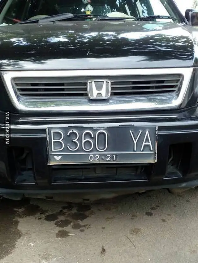 6 Tulisan Lucu di Pelat Nomor Mobil Ini Bikin Ketawa Geli
