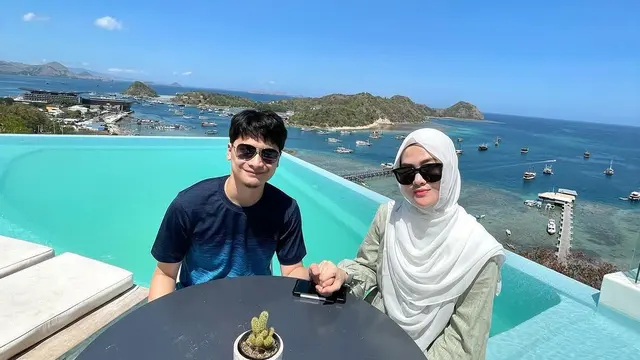 6 Potret Honeymoon Alvin Faiz dan Henny Rahman di Labuan Bajo, Makin Romantis