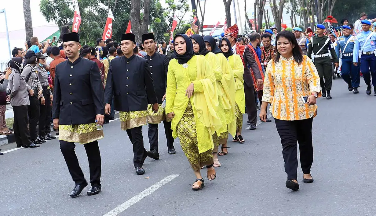 Acara kirab ini sebagai acara pembuka sebelum menggelar acara resepsi yang dilaksanakan Minggu (26/11). Sebelumnya, dua hari dilaksanakan acara prosesi adat yang berlangsung sejak Jumat. (Deki Prayoga/Bintang.com)