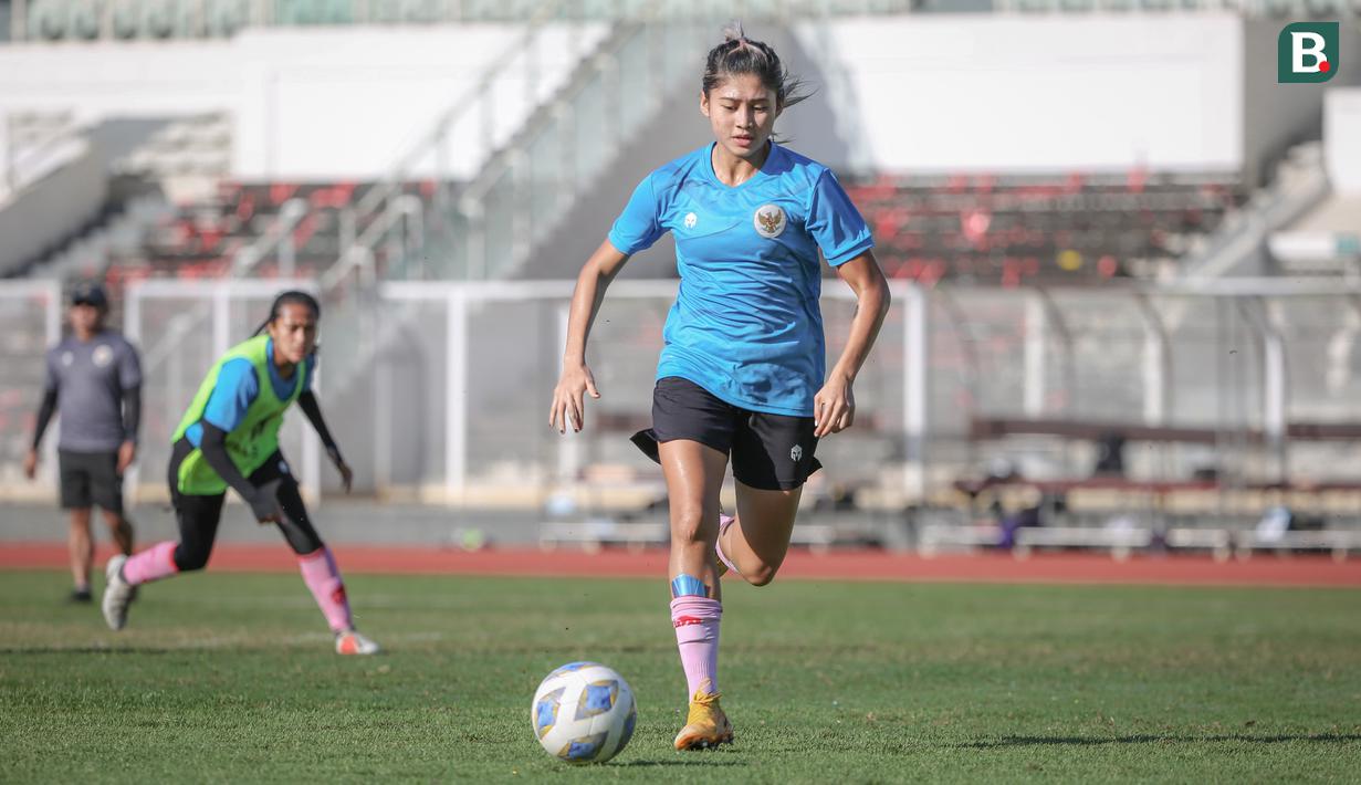 Fokus di dunia Sepak Bola tak membuat Zahra lupa akan pendidkan akademiknya. Pengagum Marta Viera itu tercatat merampungkan Sekolah Dasar hingga Sekolah Menengan Atas hanya dalam kurun 10 tahun. (Bola.com/Bagaskara Lazuardi)