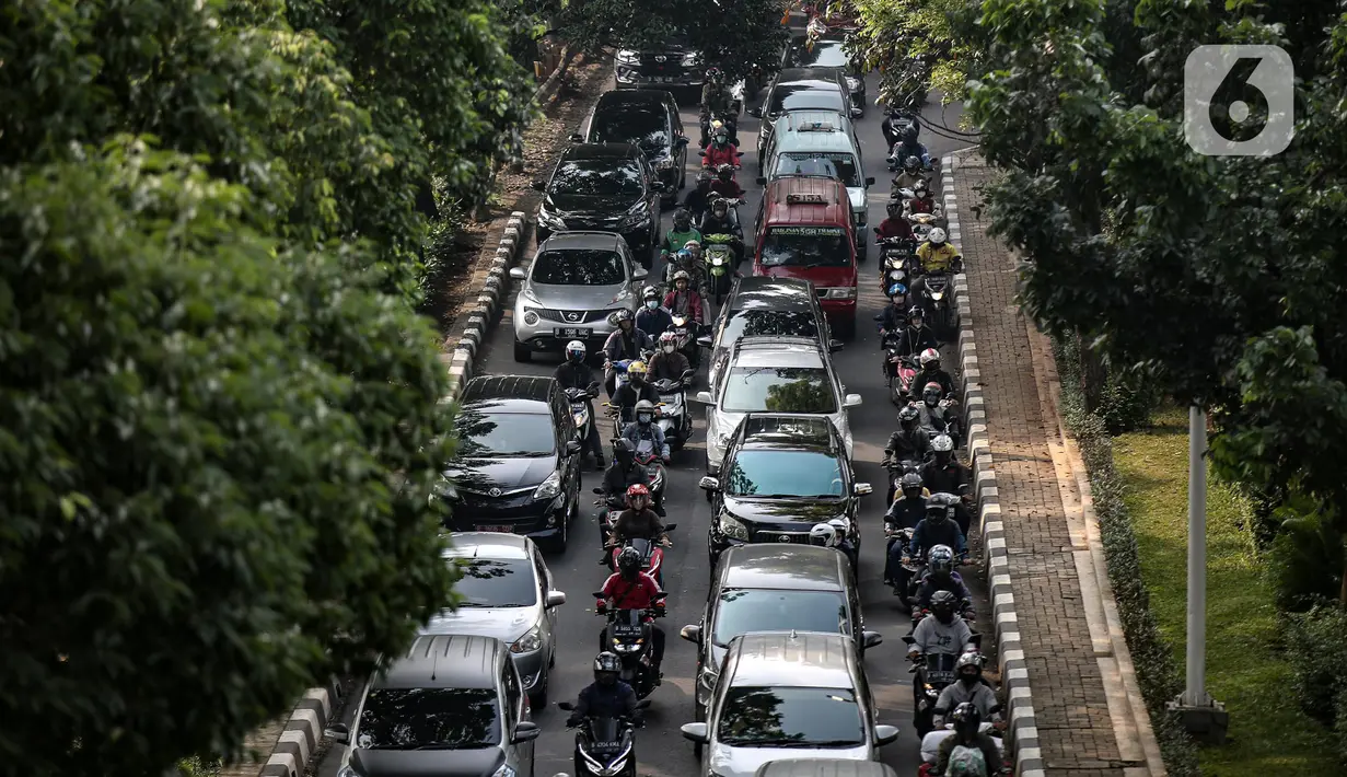 Kendaraan berjalan tersendat saat jam berangkat kerja di sejumlah jalanan Jakarta, Rabu (27/7/2022) pagi. Direktur Lalu Lintas Polda Metro Jaya Kombes Latif Usman berpendapat waktu keberangkatan pekerja menurutnya mesti diatur agar tidak menumpuk pada jam yang sama. (Liputan6.com/Faizal Fanani)