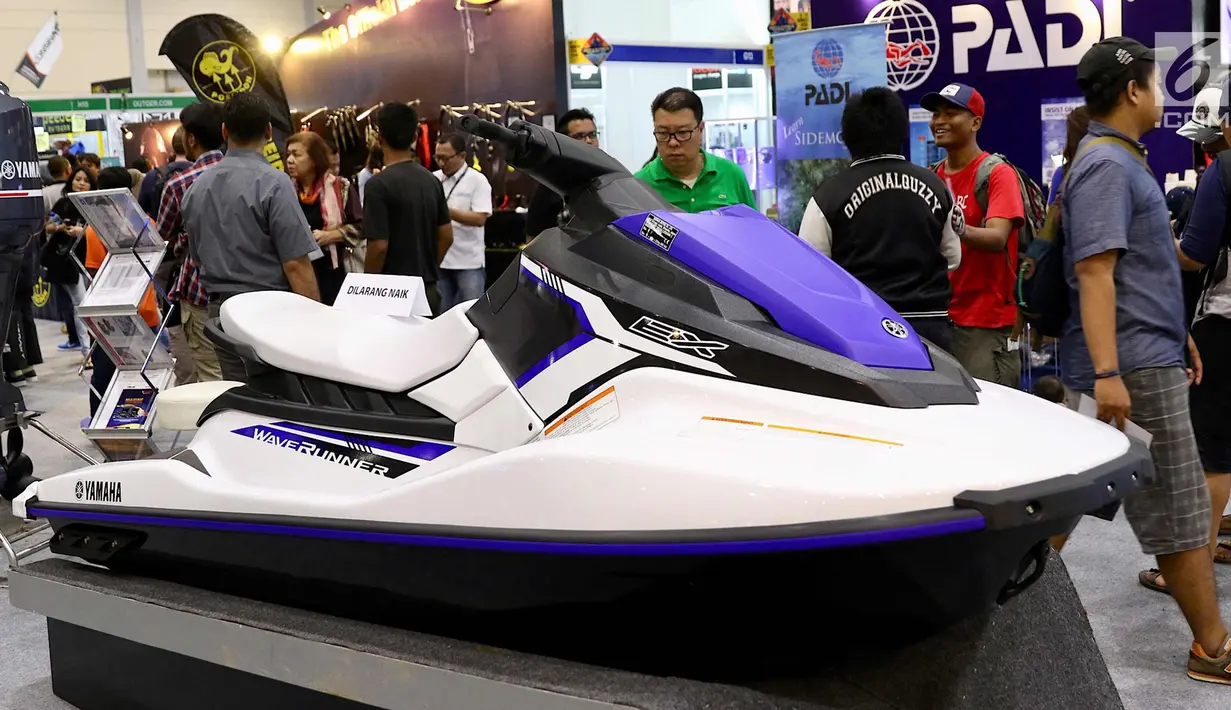 Pengunjung melihat jet ski dalam pameran bertajuk Deep & Extreme Indonesia 2018 di JCC Senayan, Jakarta, Jumat (9/3). Pameran ini digelar dari 8-11 Maret 2018. (Liputan6.com/Immanuel Antonius)