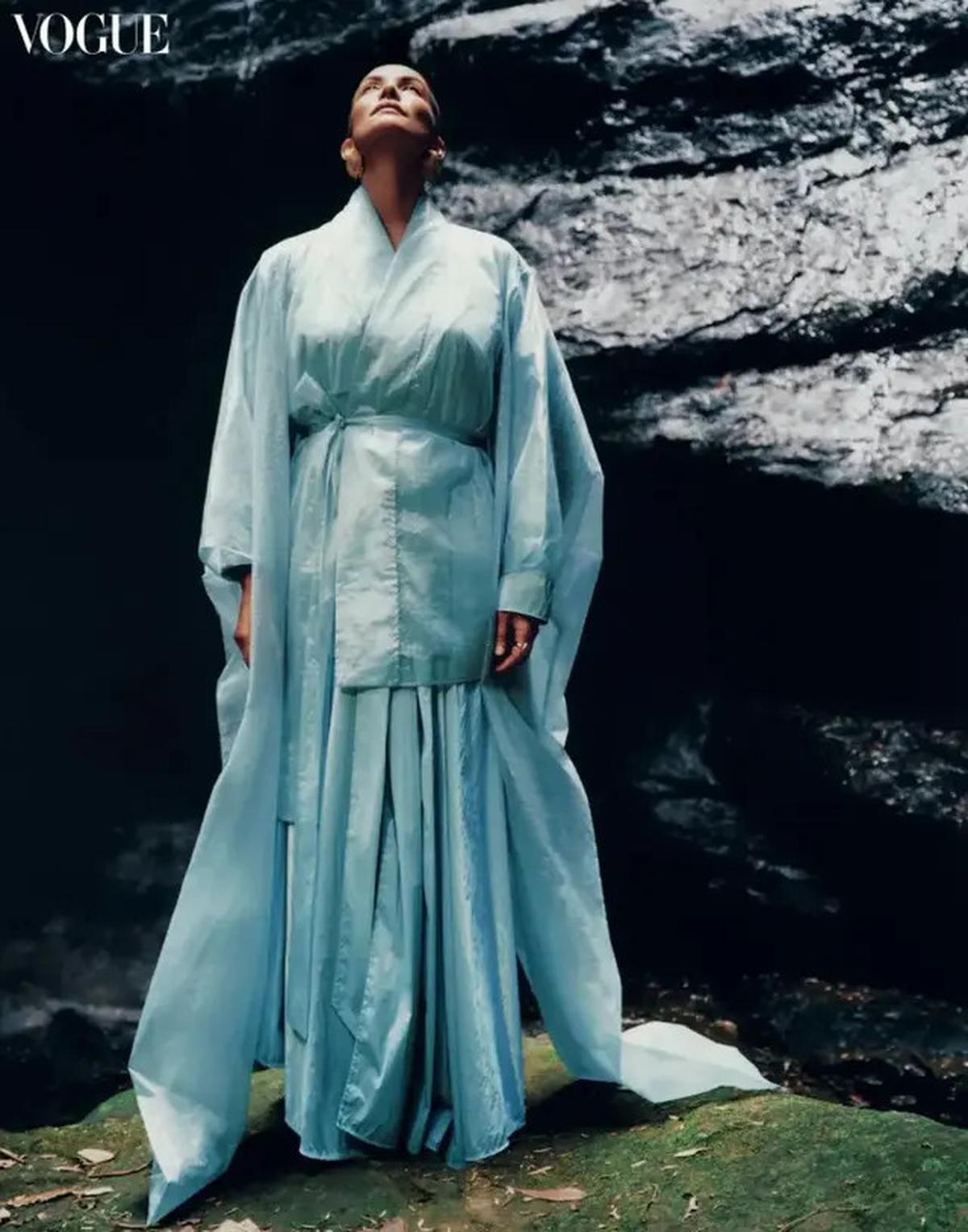 Tampilan Sleek Nadya Hutagalung di Majalah Vogue Filipina, Pamerkan Wajah Minim Kerutan di Usia 50 Tahun