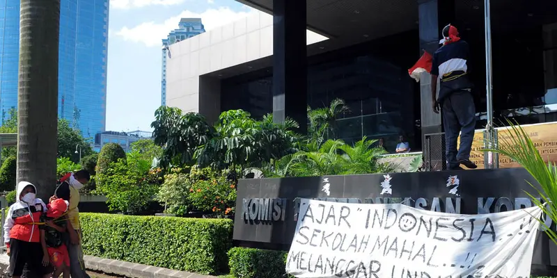 Satu Keluarga Demo KPK Tuntut Sekolah Gratis