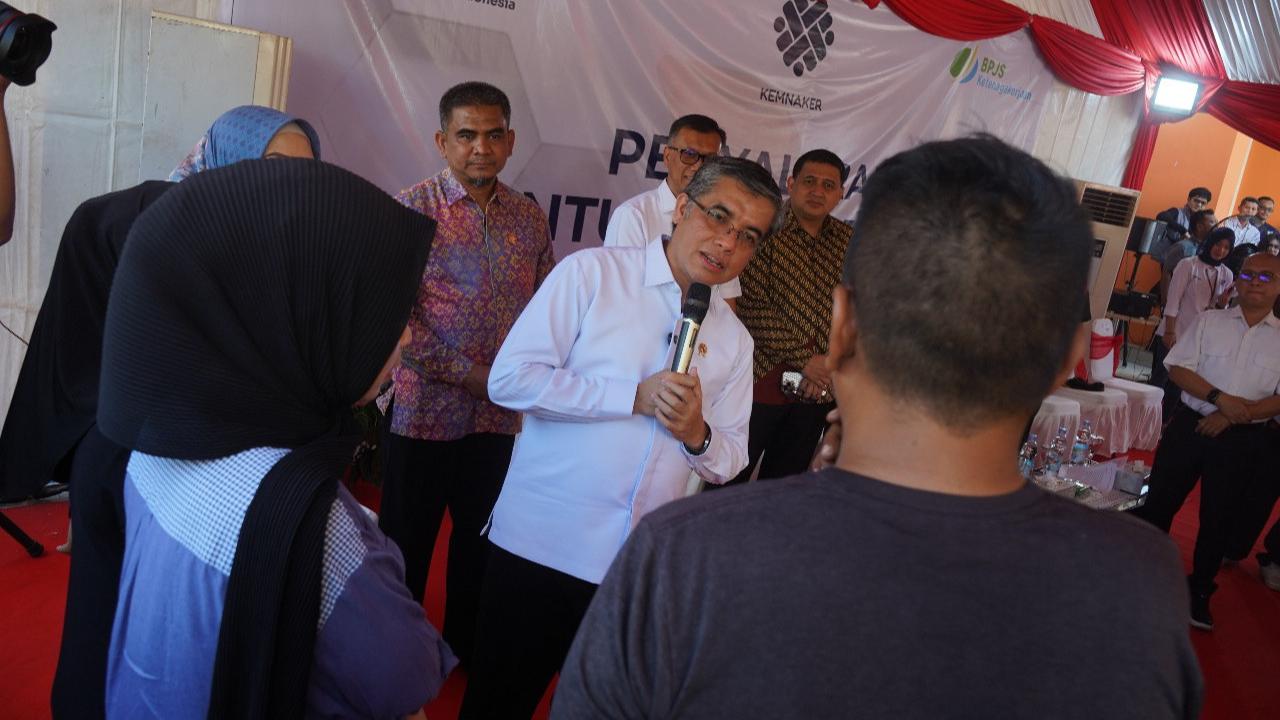 meninjau penyaluran Bantuan Subsidi Upah (BSU) di Kantor Pos Makassar Jalan Slamet Riyadi