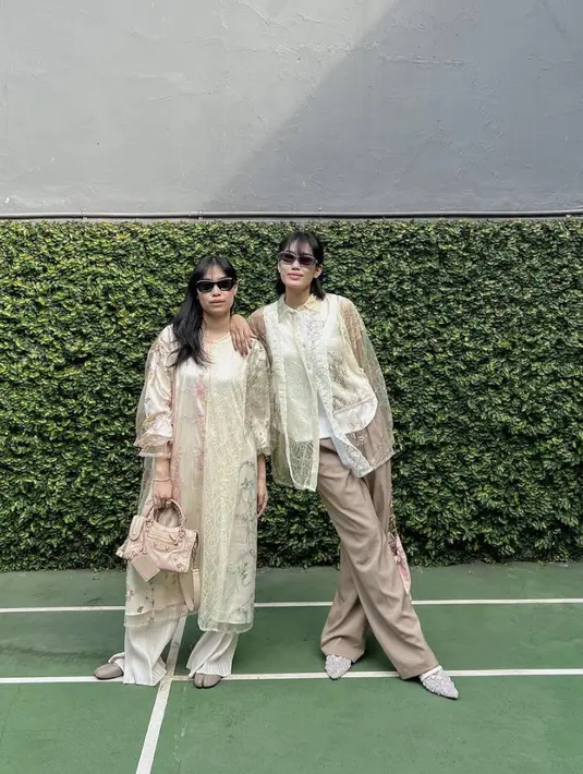 Di saat harus bergaya formal, Alika dan Kayla memberikan sentuhan gaya awet muda pada penampilannya. [Foto: Instagram/ @Kalya Islamadina]
