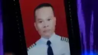 Suasana haru langsung terasa saat jenazah pilot pesawat Aviastar Kapten Iriafriadi Rauf tiba di rumah duka di Jayapura, Papua.