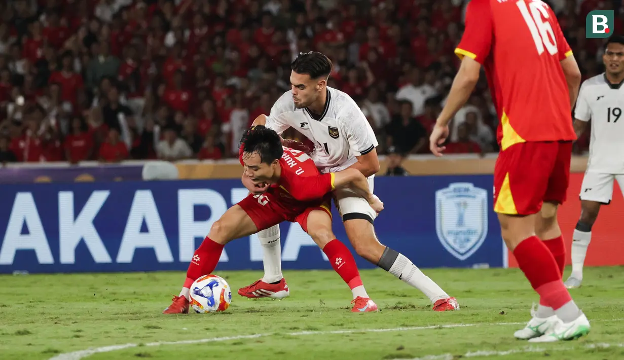Jens Raven (belakang) menjaga ketat pemain Vietnam pada final Piala AFF U-23 2025 antara Indonesia U-23 vs Vietnam yang berlansung di Stadion Utama Gelora Bung Karno, Selasa (29/7/2025) malam WIB.