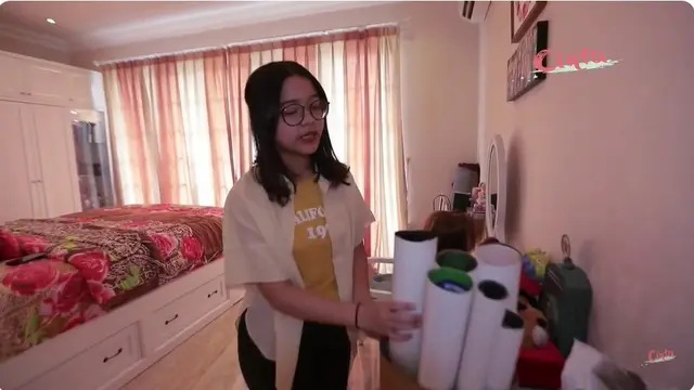 7 Potret Kamar Cinta Kuya di Rumah Jakarta, Simpel dan Penuh Kenangan K-Pop