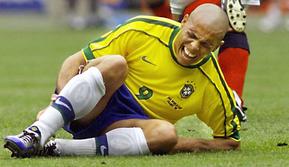 Beberapa jam sebelum final Piala Dunia 1998, penyerang Brasil, Ronaldo dilaporkan mengalami maslah kebugaran hingga keluar busa dari mulutnya. Sempat dilarikan ke rumah sakit, ia tetap memaksakan masuk ke lapangan untuk bermain. Sayangnya Brasil harus kalah dari Prancis. (AFP/Toshifumi Kitamura)