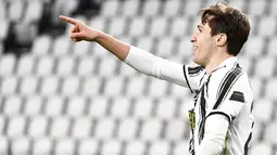 Penyerang Juventus, Federico Chiesa berselebrasi usai mencetak gol ke gawang Spezia pada pertandingan lanjutan Liga Serie A Italia di Stadion Allianz, Turin, Italia, Rabu (3/3/2021). Kemenangan ini memantapkan posisi Bianconeri di tiga besar klasemen. (Marco Alpozzi/LaPresse via AP)