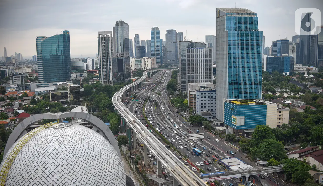 Suasana proyek pembangunan LRT Jabodebek di kawasan Jalan Gatot Soebroto, Jakarta, Senin (3/2/2020). Mundurnya penyelesaian proyek LRT juga disebabkan karena pembebasan lahan untuk depo dan masih ada 49 bidang lahan yang belum dibebaskan. (Liputan6.com/Fery Pradolo)