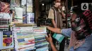 Pedagang menata buku dagangannya di kawasan Kwitang Jakarta, Jumat (26/6/2020). Sejumlah pedagang mengaku penjualan buku mengalami penurunan hingga 50 persen karena imbauan Pemerintah untuk tinggal dirumah dan libur sekolah selama pandemi COVID-19. (Liputan6.com/Faizal Fanani)