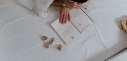 Menulis jurnal selama beberapa menit sebelum tidur dapat membantu melepaskan beban pikiran sehingga tubuh lebih siap untuk beristirahat. (Foto/Dok: Pexels)