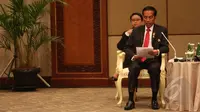 Presiden Joko Widodo memberikan pernyataan saat pertemuan dengan delegasi Organisasi Konferensi Islam (OKI) saat KAA ke-60 di Jakarta, Rabu (22/4/2015). Jokowi mengusulkan pembentukan gugus tugas negara-negara Islam. (Liputan6.com/Herman Zakharia)