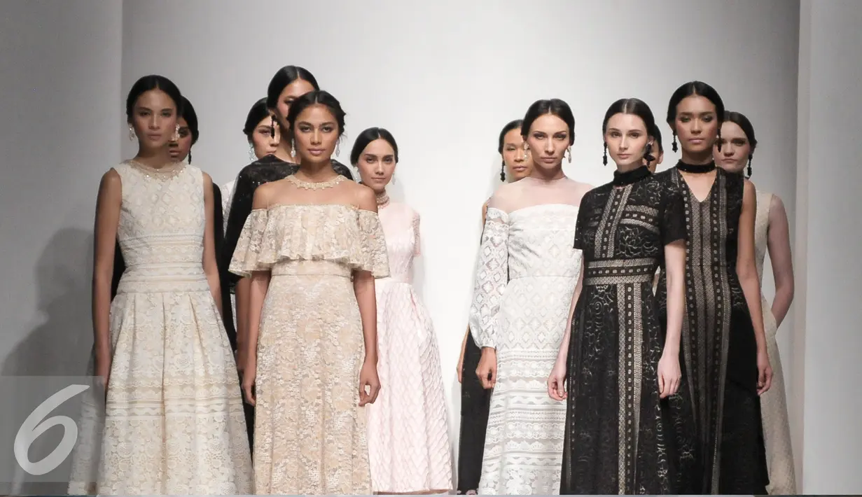 Para model berpose diatas catwalk mengenakan karya Sebastian Gunawan saat peragaan busana IPMI Trend Show 2017, Jakarta, Kamis, (10/11). Pada kali ini, Sebastian Gunawan menampilkan 24 rancangan busana semi formal. (Liputan6.com/Yoppy Renato)