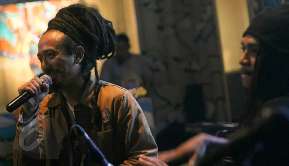 Musisi Reggae, Ras Muhamad tampil membawakan single Salam saat peluncuran album terbarunya di kawasan Kemang, Jakarta, Selasa (9/6/2015). Album yang berisi 16 lagu itu melibatkan banyak musikus reggae internasional. (Liputan6.com/Faisal R Syam)
