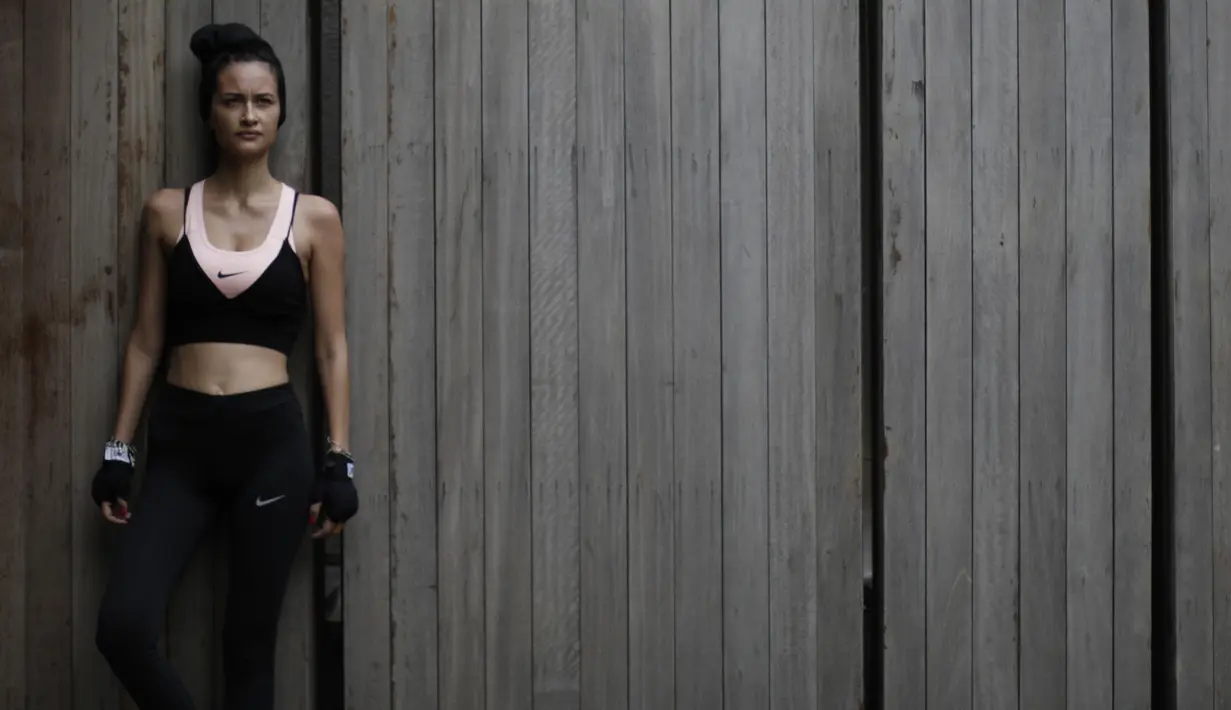 Model dan penyanyi, Rebecca Reijman, berpose usai latihan Muay Thai di rumahnya di Depok, Jawa Barat, Minggu (23/12). Beladiri Muay Thai dipilihnya untuk menjaga kebugaran dan sebagai pertahanan diri. (Bola.com/Vitalis Yogi Trisna)
