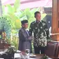 Agus Harimurti Yudhoyono sambangi BJ Habibie do kediamannya, Kuningan, Jakarta Selatan, Minggu (29/2/2017) (Liputan6.com/Muhammad Radityo)