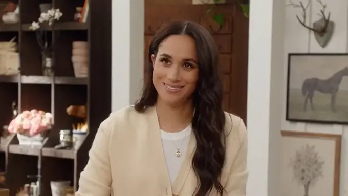 Meghan Markle Diduga Kirim Pesan Tersembunyi untuk Kerajaan Inggris Lewat Gaya Busana Barunya