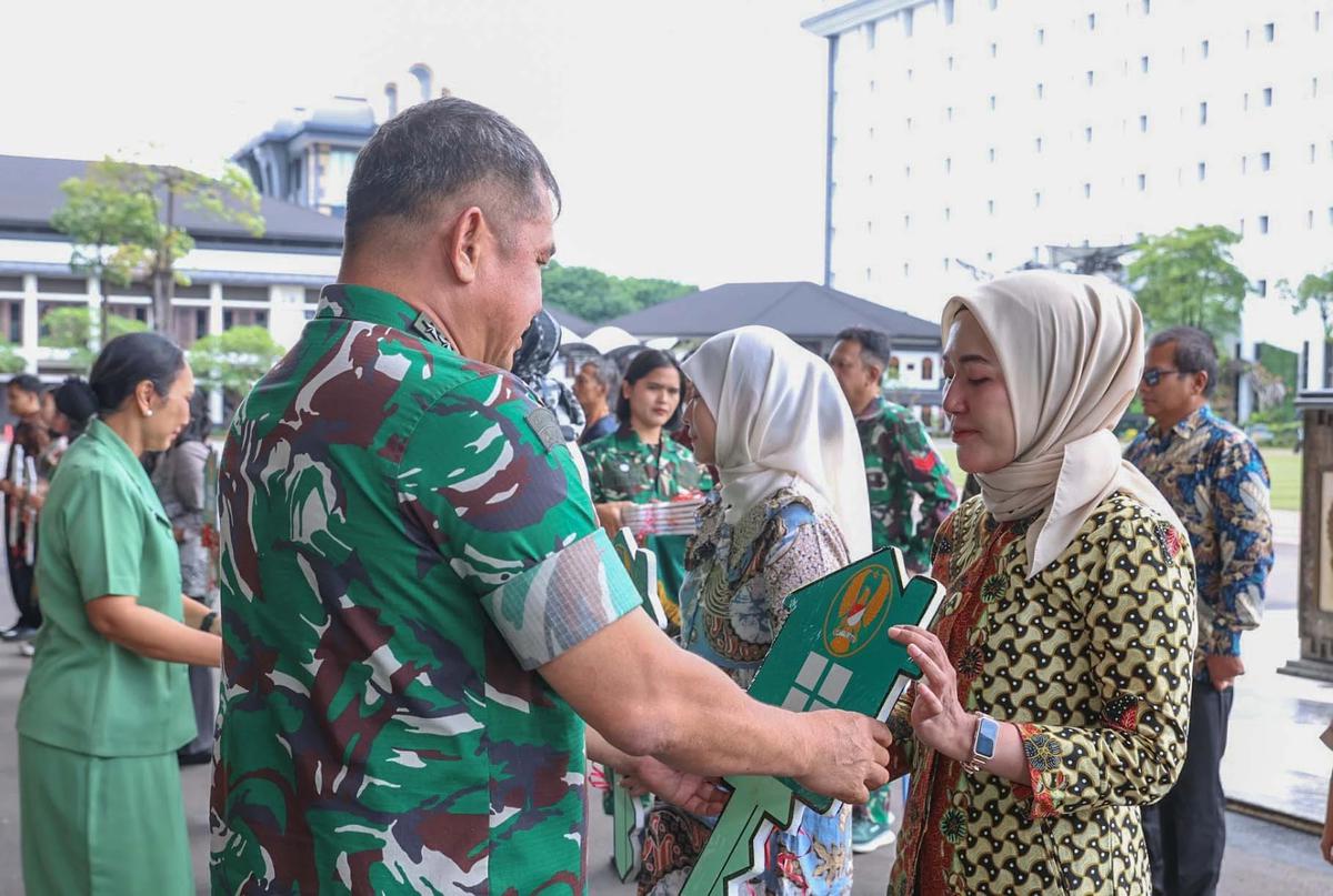 FOTO: Kasad Tegaskan Keluarga Prajurit Gugur Tetap Bagian Keluarga Besar TNI AD