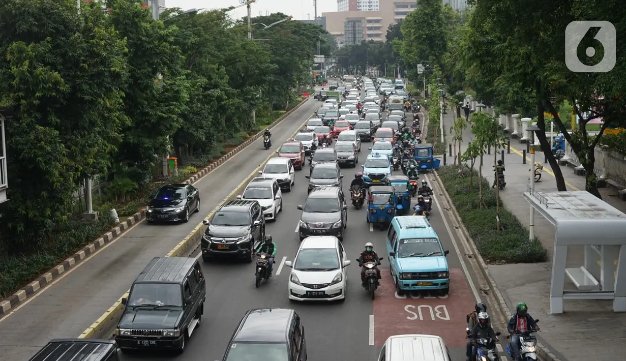 Kendaraan terjebak kemacetan saat melintas di Jalan Salemba Raya, Jakarta Pusat, Senin (4/5/2020). Meskipun sistem PSBB sedang diberlakukan, namun sejumlah jalan di Ibu kota tetap ramai dengan kendaraan akibat masih banyaknya warga yang beraktivitas di luar rumah. (Liputan6.com/Immanuel Antonius)