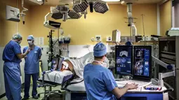 Rumah Sakit Edouard Herriot di Lyon, Prancis tengah memakai jasa HIFU robot pertama (intensitas tinggi terfokus USG) perangkat yang didedikasikan untuk pendekatan fokus untuk terapi kanker prostat (10/4/2014) (AFP Photo/Jeff Pachoud).