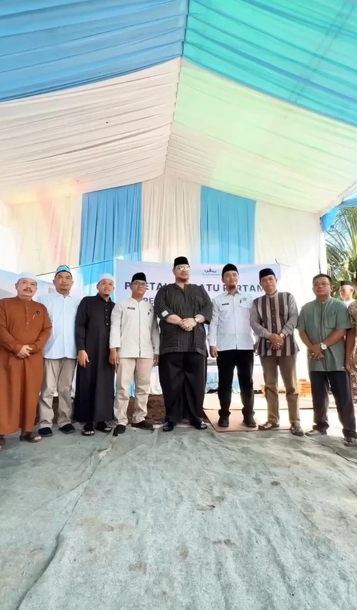 7 Potret Ivan Gunawan Peletakan Batu Pertama, Resmikan Masjid di Pesantrennya Jelang Berangkat Haji