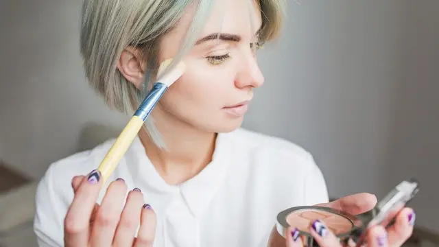 Tren ‘Unrecognizable Makeup’ Bisa Bikin Dirimu Tampak Seperti Orang Lain (Foto/Sumber: Freepik)