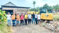 Pimpinan PT Nusa Halmahera Minerals (PT NHM) Robert Nitiyudo Wachjo melalui Departemen Kinerja Sosial dan Urusan Regional (KS-UR) NHM melaksanakan bakti sosial dengan melakukan pembersihan sampah dan membuat bak sampah. (Ist)