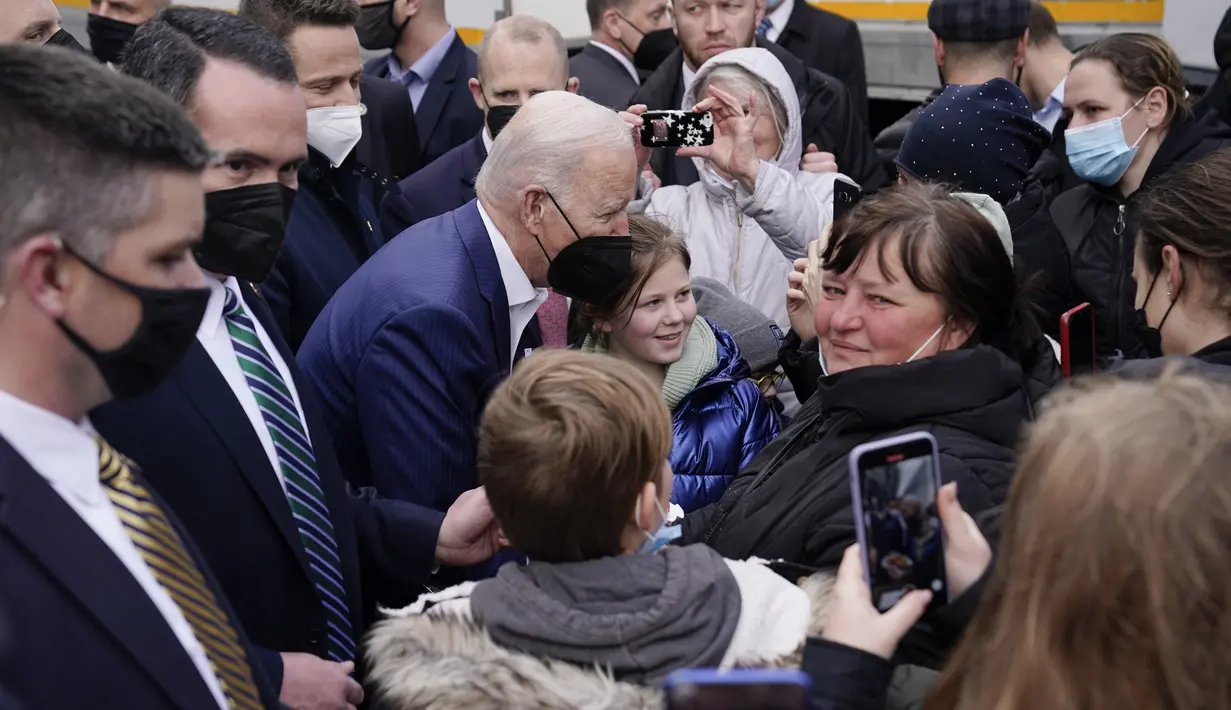 Presiden Amerika Serikat Joe Biden bertemu dengan pengungsi Ukraina dan pekerja bantuan kemanusiaan saat berkunjung ke PGE Narodowy Stadium di Warsawa, Polandia, 26 Maret 2022. (AP Photo/Evan Vucci)