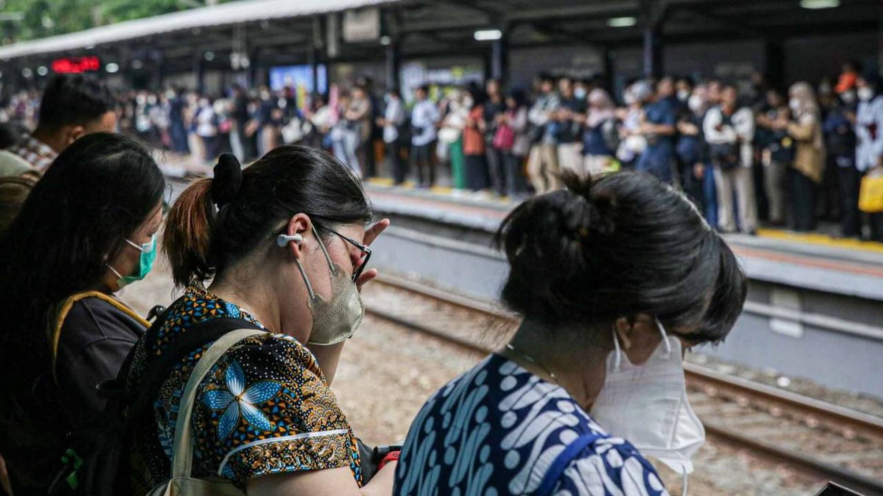 Sejumlah penumpang tampak memakai masker saat menunggu kedatangan kereta di Stasiun Sudirman, Jakarta, Rabu (13/12/2023). Kasus virus corona Covid-19 di Indonesia dilaporkan mengalami peningkatan dalam beberapa waktu belakangan.