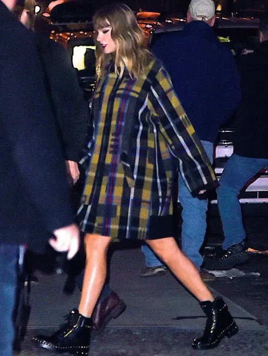 Banyak sekali penggemar yang menantikan kabar bahwa Taylor Swift dan Joe Alwyn sudah resmi jadian. (SplashNews/DailyMail)