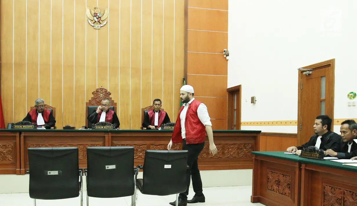 Pedangdut Ridho Rhoma saat menjalani sidang perdana di Pengadilan Negeri Jakarta Barat, Selasa (4/7). Ridho Rhoma menjalani sidang perdana kasus narkoba dengan agenda mendengarkan pembacaan surat dakwaan dari JPU. (Liputan6.com/Herman Zakharia)