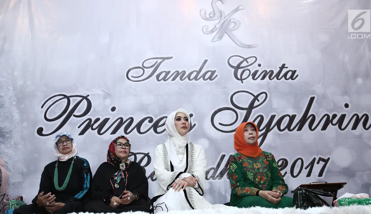 Penyanyi Syahrini saat menggelar acara Tanda Cinta bersama Princes Syahrini Ramadhan 1438 H di Masjid Az-Zikra, Sentul, Bogor, Minggu (18/6). Syahrini berbagi rezeki dengan 2500 anak yatim dan kaum dhuafa. (Liputan6.com/Herman Zakharia)
