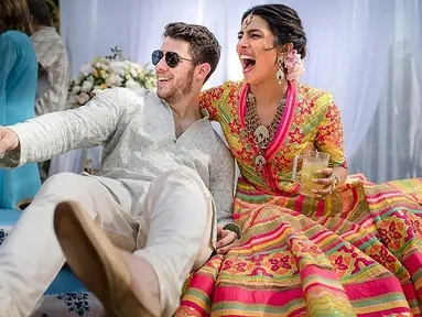 Aktris Bollywood Priyanka Chopra dan penyanyi AS Nick Jonas saat merayakan pernikahan mereka di Istana Umaid Bhawan, Jodhpur, India, Sabtu (1/12). (Handout/Raindrop Media/AFP)