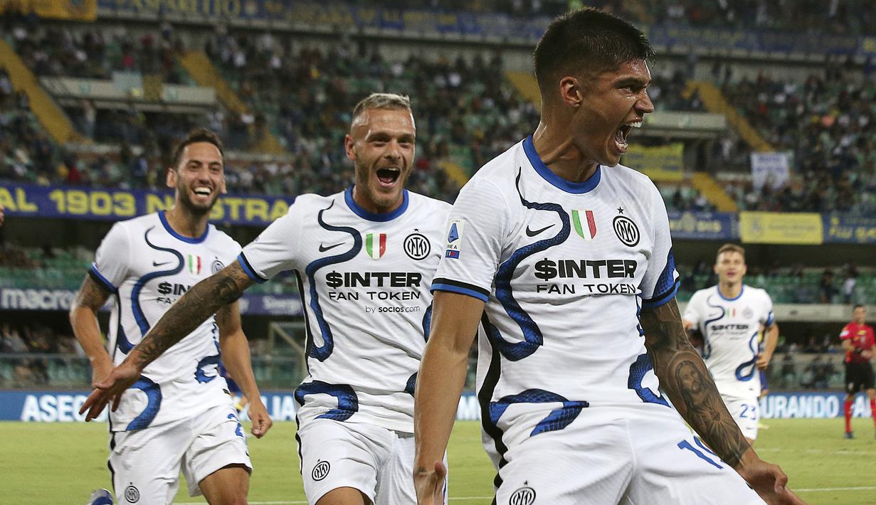 Inter Milan berhasil membawa pulang poin tiga dari markas Hellas Verona pada giornata kedua Liga Italia musim 2021/2022. Sempat tertinggal angka, Nerazuri berhasil samakan kedudukan bahkan balikkan keadaan. (Foto: LaPresse via AP/Paola Garbuio)