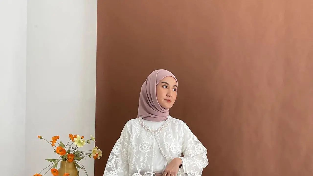6 Ide Baju Kondangan Kekinian hijab ala Dara Arafah-Natalie Holscher
