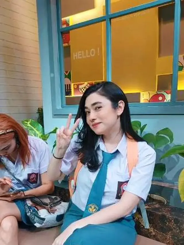 Sudah Kepala Tiga, Ini 7 Gaya Amanda Rigby Jadi Anak Sekolahan yang Menawan