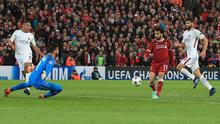 Pemain Liverpool, Mohamed Salah saat mencetak gol ke gawang AS Roma pada leg pertama semifinal Liga Champions di Stadion Anfield, Liverpool, Inggris, Selasa (24/4). Liverpool menang 5-2 atas AS Roma. (Peter Byrne/PA via AP)