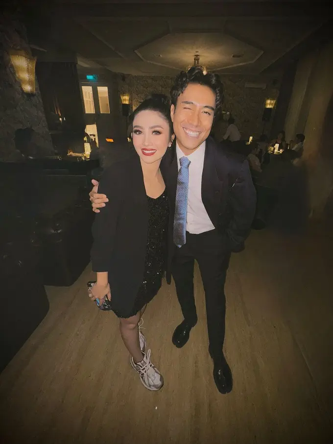 Perpaduan Gaya Glamor dan Kasual Febby Rastanty di After Party Pernikahan, Tampil Kece dengan Sneakers