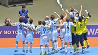 Para pemain Argentina merayakan keberhasilan melangkah ke babak final Piala Dunia Futsal 2016, setelah menaklukkan Portugal di fase semi final, di Coliseo El Pueblo, Cali, Kamis (29/9/2016) dini hari WIB. Argentina unggul 5-2.  (AFP/Luis Robayo)