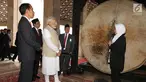 Presiden Joko Widodo bersama PM India Narendra Modi mendengarkan penjelasan ketika mengunjungi Masjid Istiqlal, Jakarta, Rabu (30/5). Kunjungan kenegaraan Narendra Modi tersebut membahas isu-isu bilateral, regional dan global. (Liputan6.com/Angga Yuniar)
