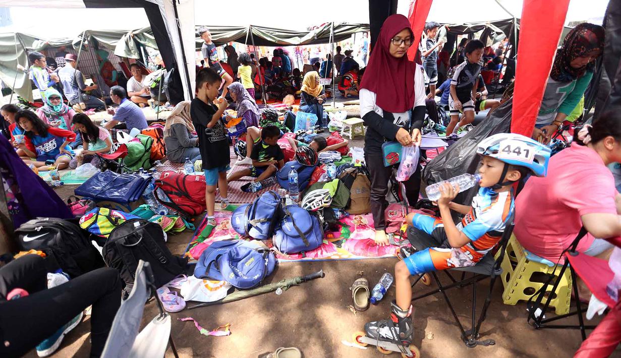 Bersantai sebelum berpartisipasi dalam kejuaraan Invitasi Sepatu Roda DKI Jakarta di Senayan, Jakarta, Minggu (8/11/2015). Kejuaraan ini diikuti sekitar 39 klub seluruh Indonesia. (Bola.com/Nicklas Hanoatubun).